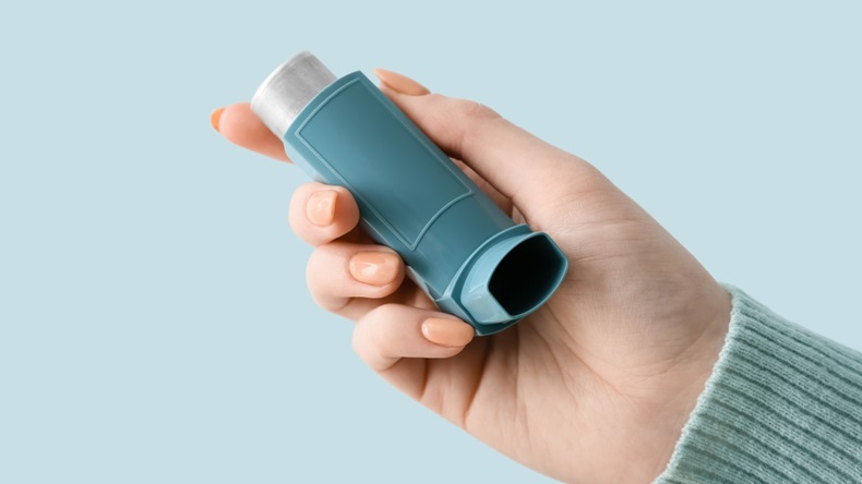 Person holding an inhaler 